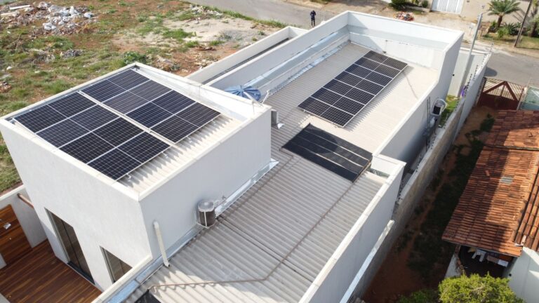 Como Funciona um Sistema de Energia Solar Residencial: Um Guia Passo a Passo